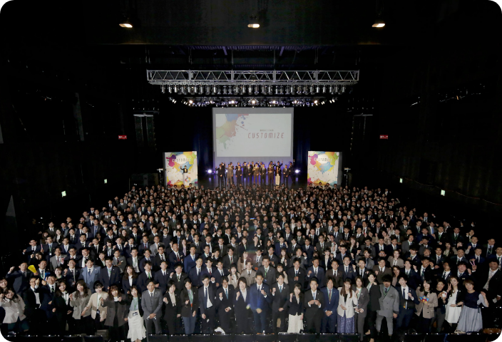 大きな会場で式典をしている写真