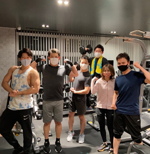 楽しそうにイベント行事を行っている写真