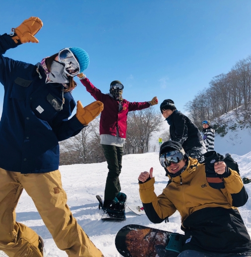 楽しそうにイベント行事を行っている写真