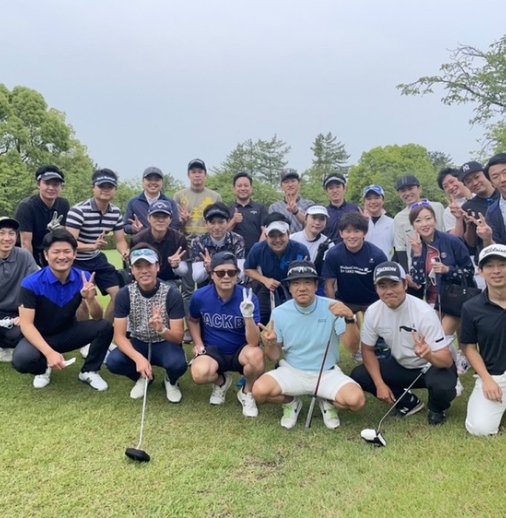 楽しそうにイベント行事を行っている写真