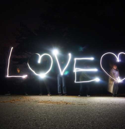 楽しそうにイベント行事を行っている写真
