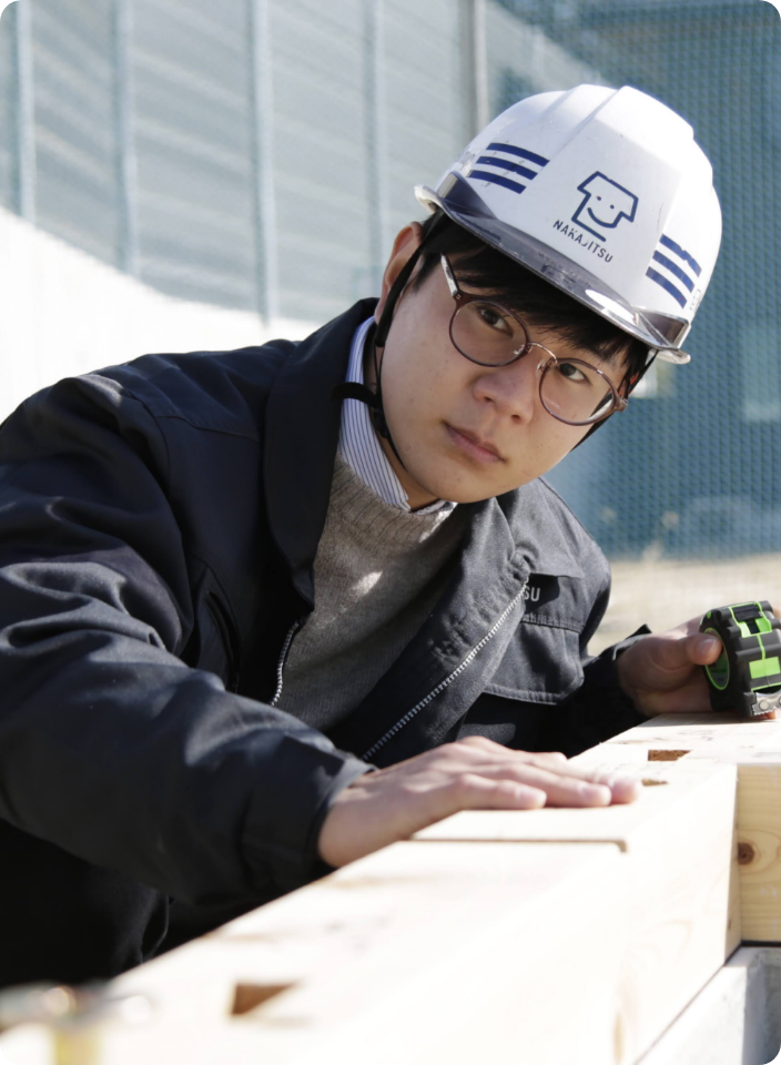 ナカジツの社員が仕事をしている写真