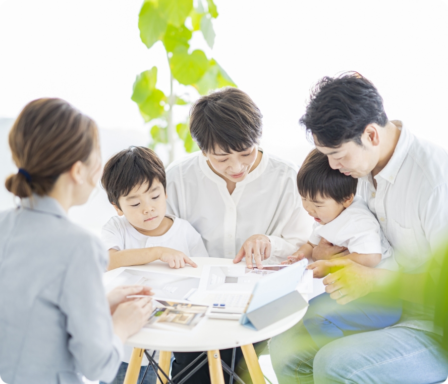 家族のお客様に物件説明をする社員