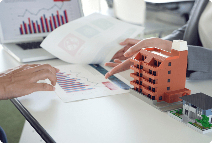 資料を見ながら話し合いをしている写真