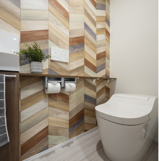 ヘリンボーンの壁紙のトイレ