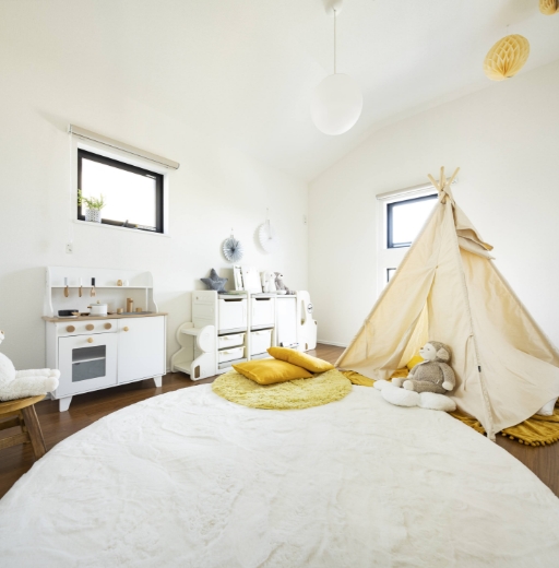 子供用テントのあるリビング
