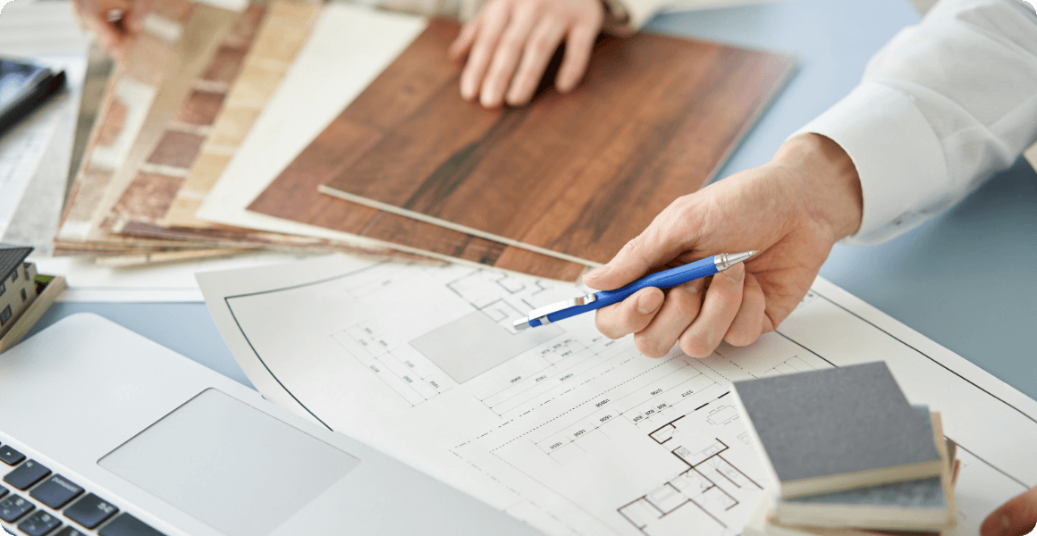 計をしている様子の写真